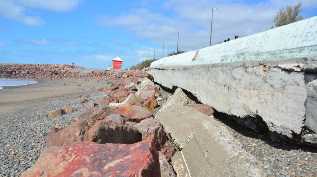 Emergencia costera en Playa Unión: Comienza la colocación de geotubos para frenar la erosión costera