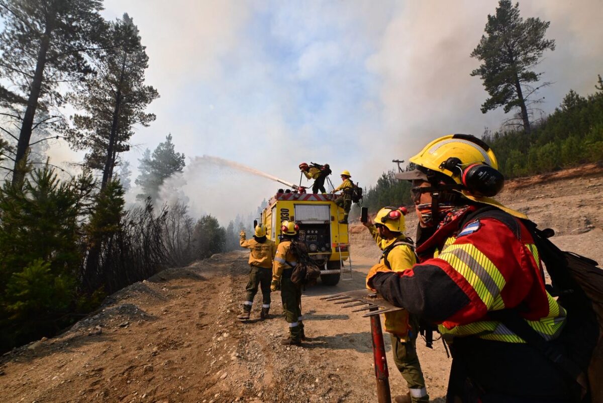 Puerto Patriada: más de 230 personas y 6 medios aéreos trabajan para controlar el incendio