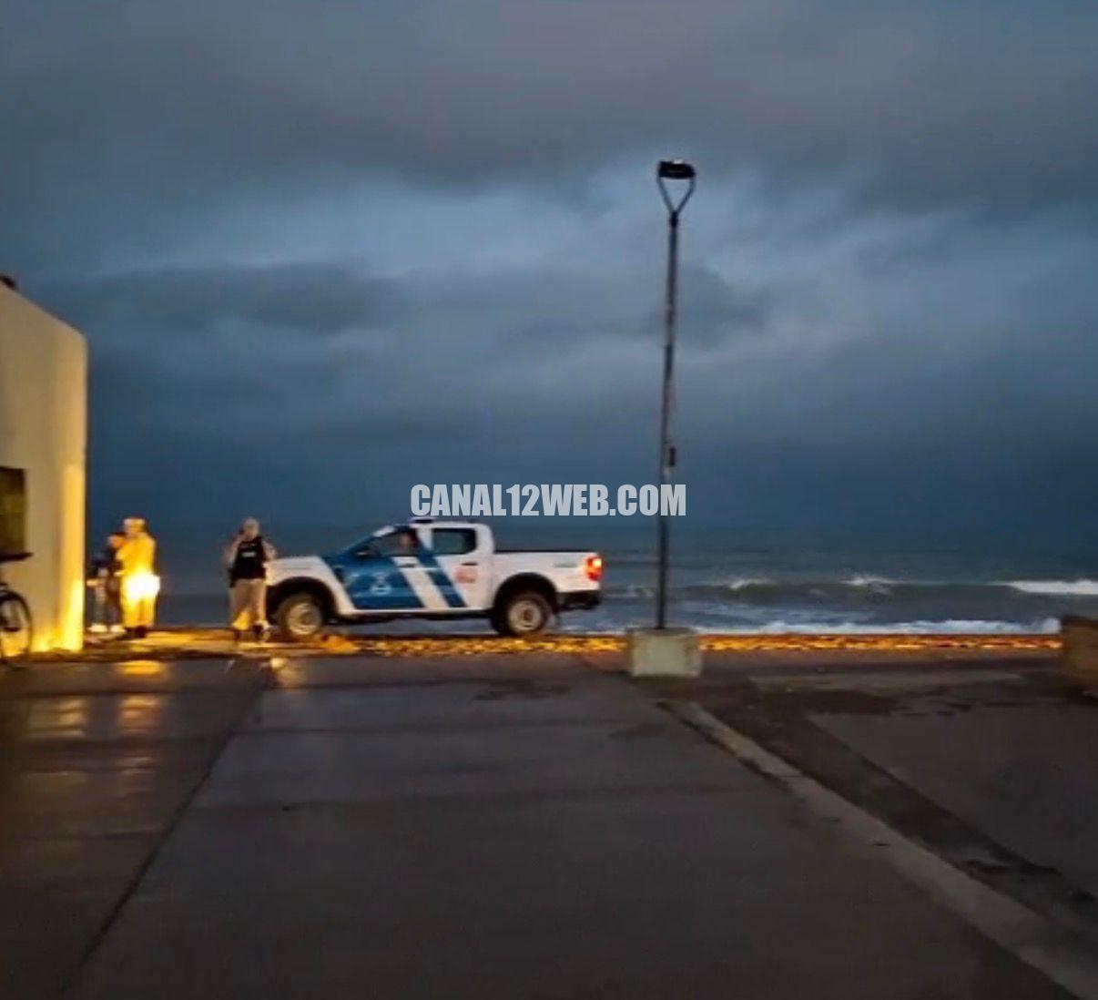 Hallaron el cuerpo de una mujer flotando en el mar
