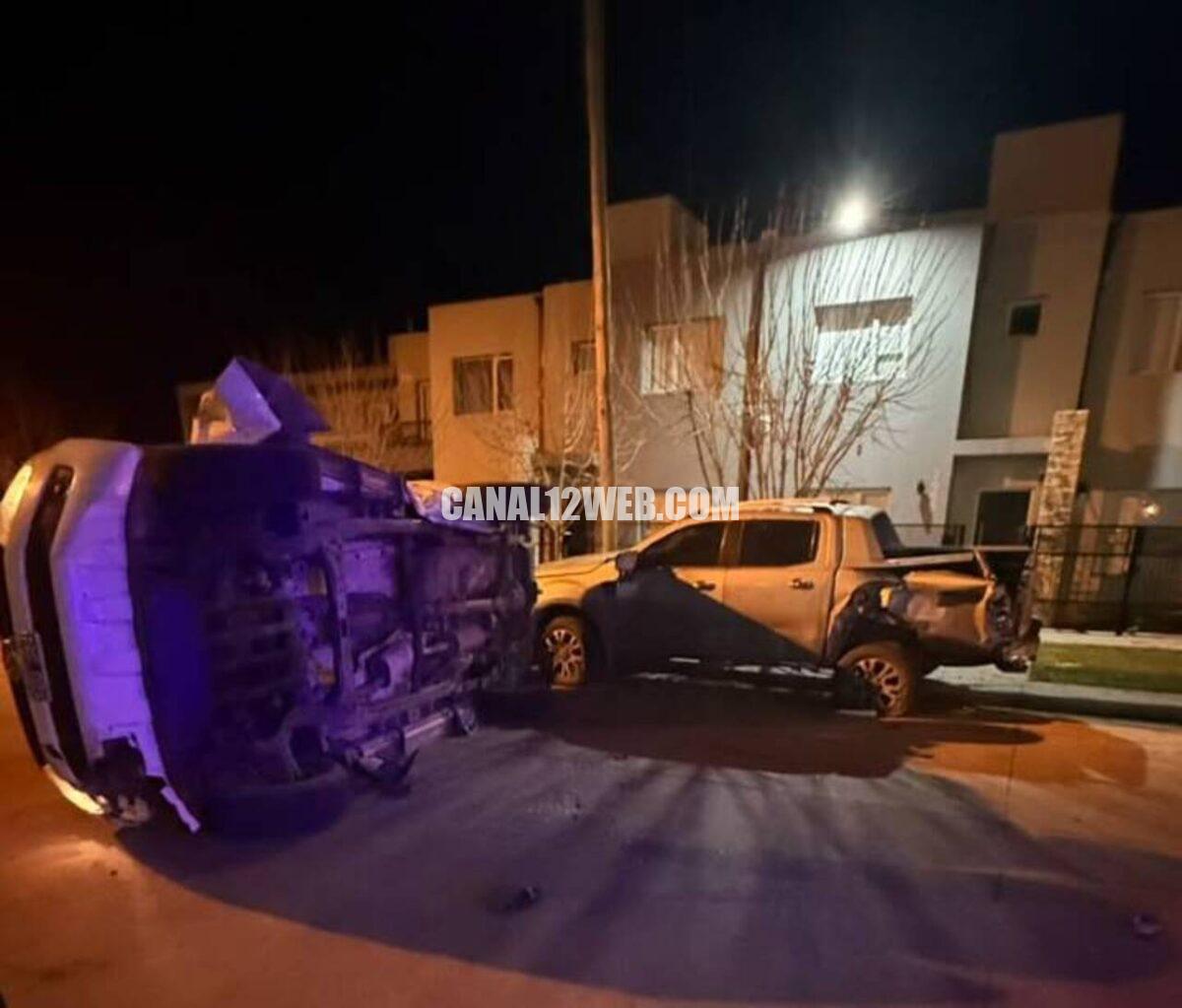 Corría picadas alcoholizado, chocó autos estacionados en un barrio de Trelew y terminó volcando