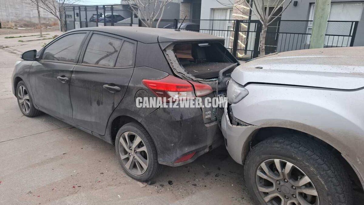 Corría picadas alcoholizado, chocó autos estacionados en un barrio de Trelew y terminó volcando