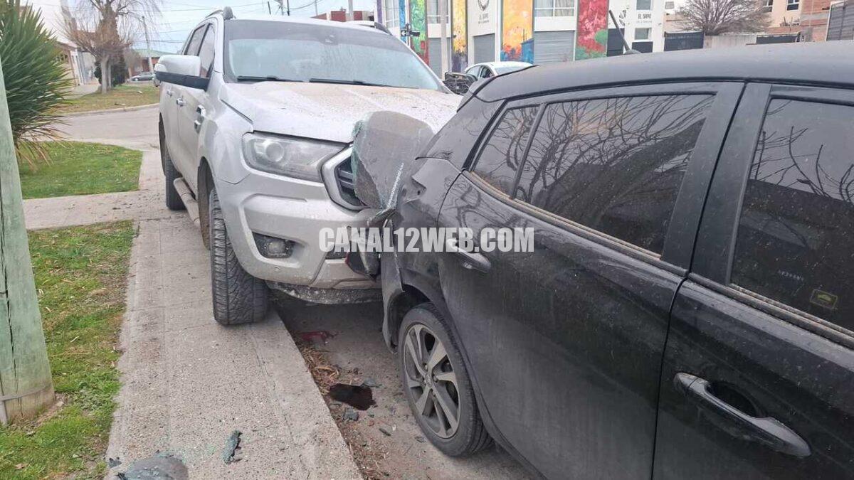 Corría picadas alcoholizado, chocó autos estacionados en un barrio de Trelew y terminó volcando