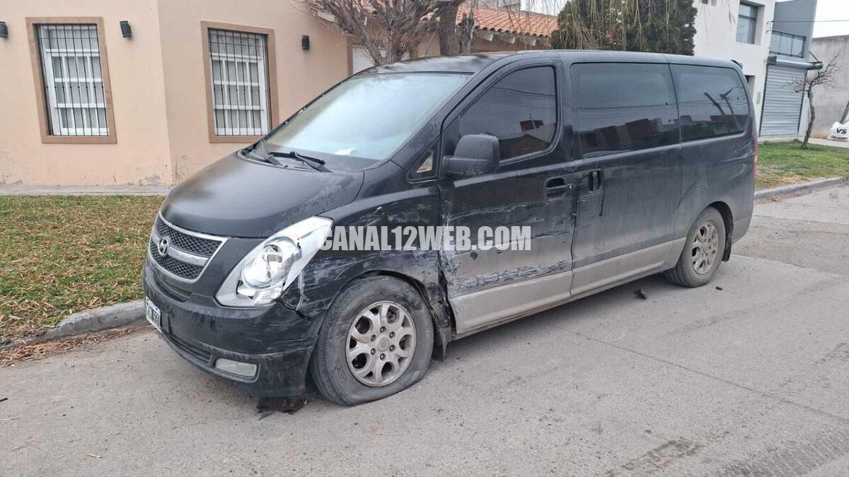 Corría picadas alcoholizado, chocó autos estacionados en un barrio de Trelew y terminó volcando