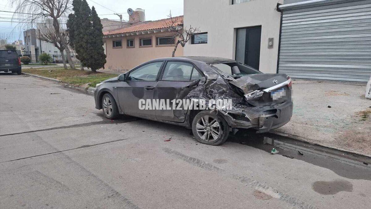 Corría picadas alcoholizado, chocó autos estacionados en un barrio de Trelew y terminó volcando