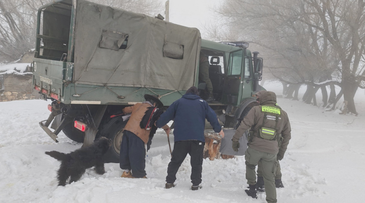 Gendarmería rescata a un hombre varado por la nieve en la Patagonia Gendarmería rescata a un hombre varado por la nieve en la Patagonia