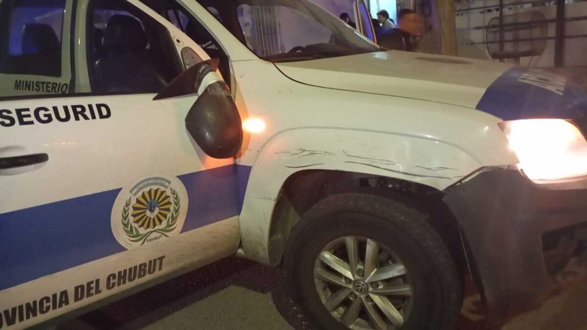 Persecución en Trelew: pasó semáforos en rojo, chocó un patrullero y dio 1,50 de alcoholemia