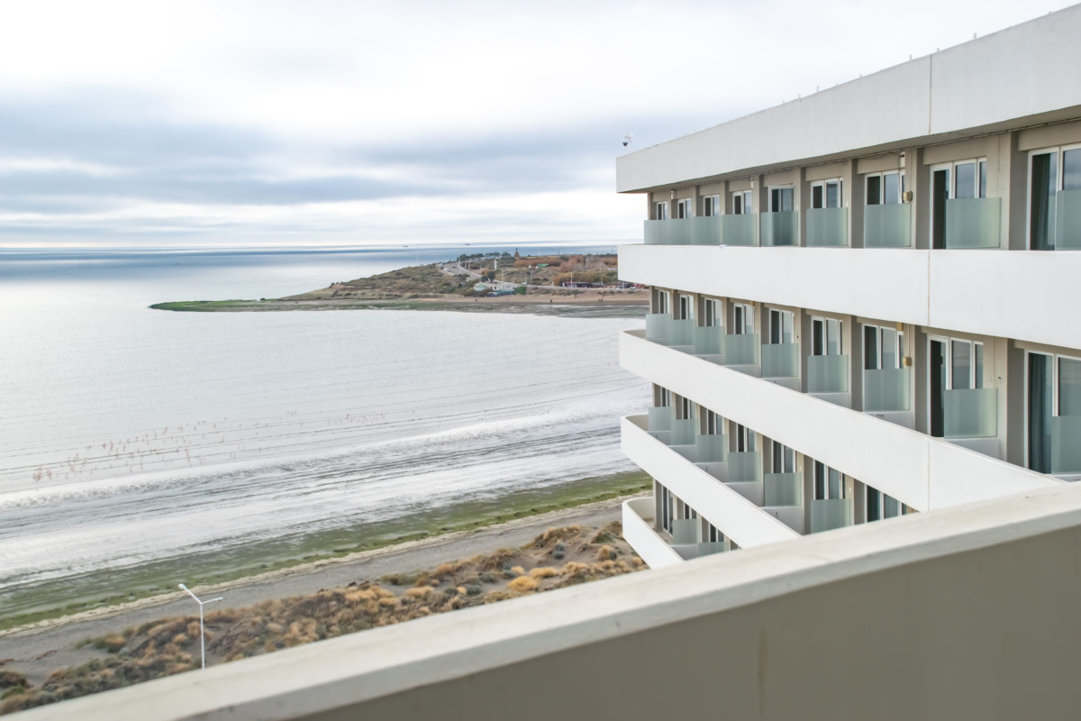 La Aguada, el restaurante del Rayentray que invita a disfrutar de su cocina frente al mar