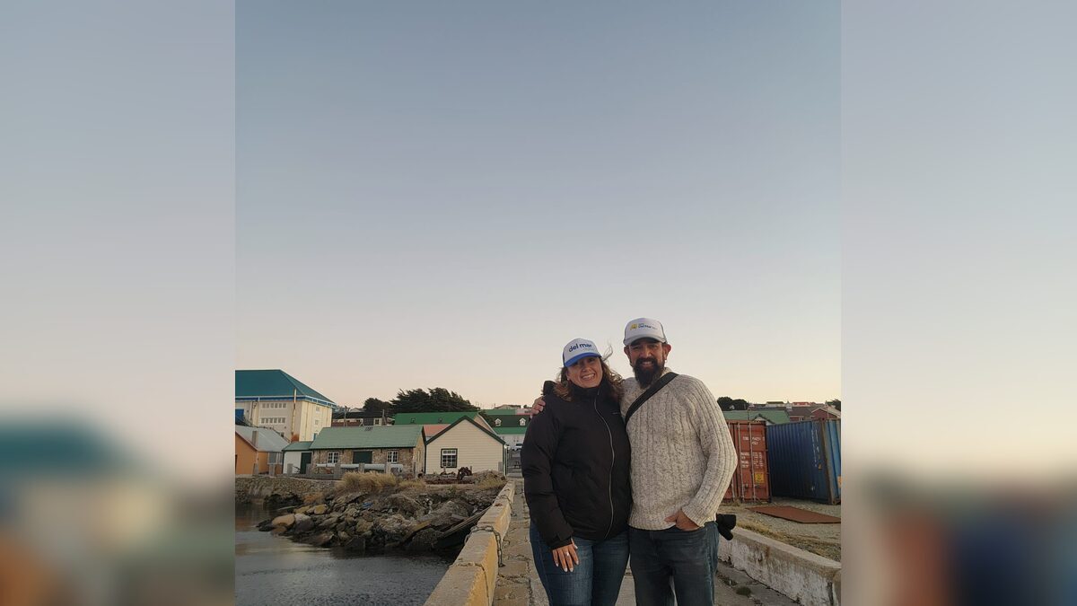 Malvinas: apartaron del Cementerio de Darwin una placa que Comodoro dejó en homenaje a los caídos