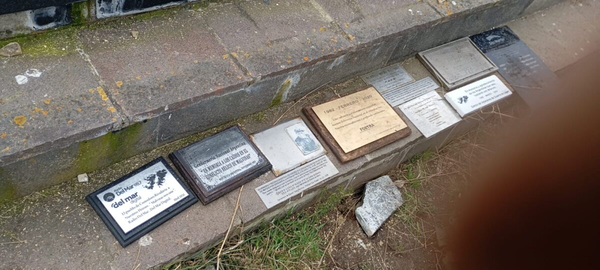 Malvinas: apartaron del Cementerio de Darwin una placa que Comodoro dejó en homenaje a los caídos