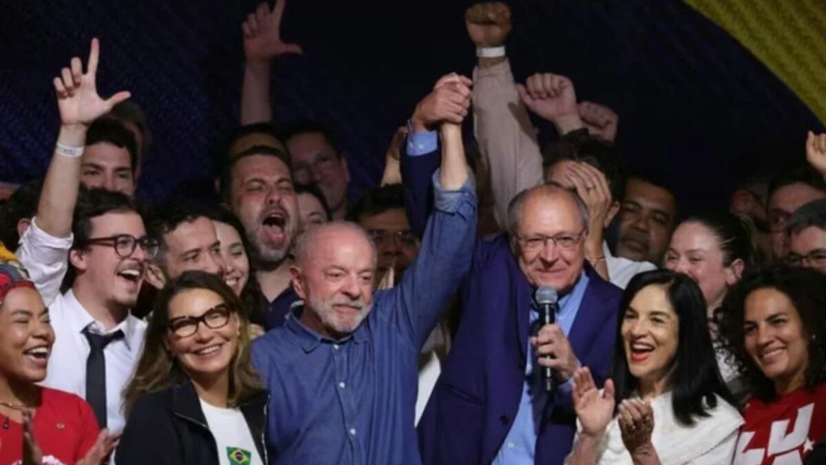 Tras el triunfo de Lula en Brasil, Bolsonaro hijo denunció fraude electoral y pidió anular la votación